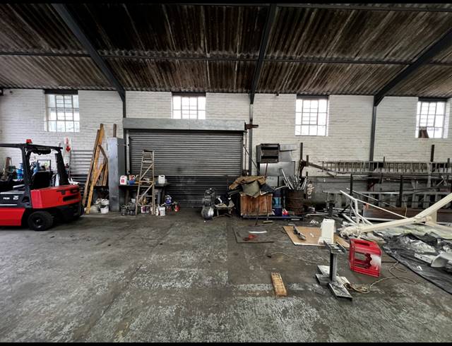 900M² WAREHOUSE FOR SALE IN PAROW EAST